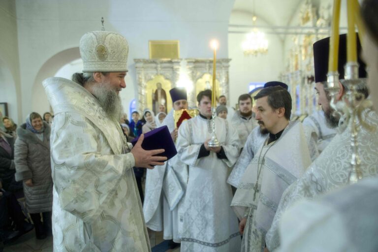 В Богоявленскую субботу митрополит Евгений совершил Божественную литургию в храме в честь Благовещения Пресвятой Богородицы уральской столицы