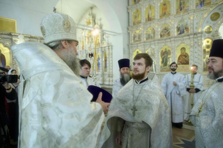 В Богоявленскую субботу митрополит Евгений совершил Божественную литургию в храме в честь Благовещения Пресвятой Богородицы уральской столицы