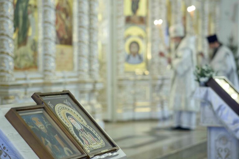 В Богоявленскую субботу митрополит Евгений совершил Божественную литургию в храме в честь Благовещения Пресвятой Богородицы уральской столицы