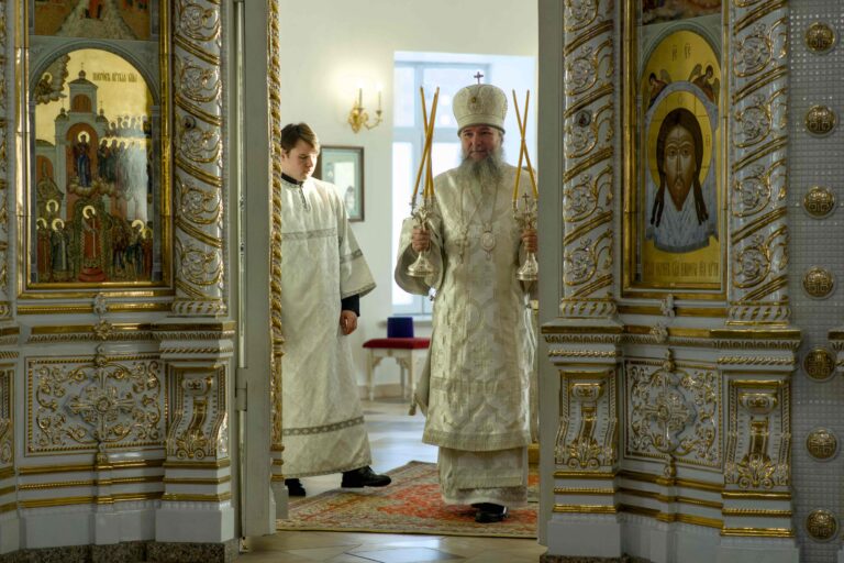 В Богоявленскую субботу митрополит Евгений совершил Божественную литургию в храме в честь Благовещения Пресвятой Богородицы уральской столицы