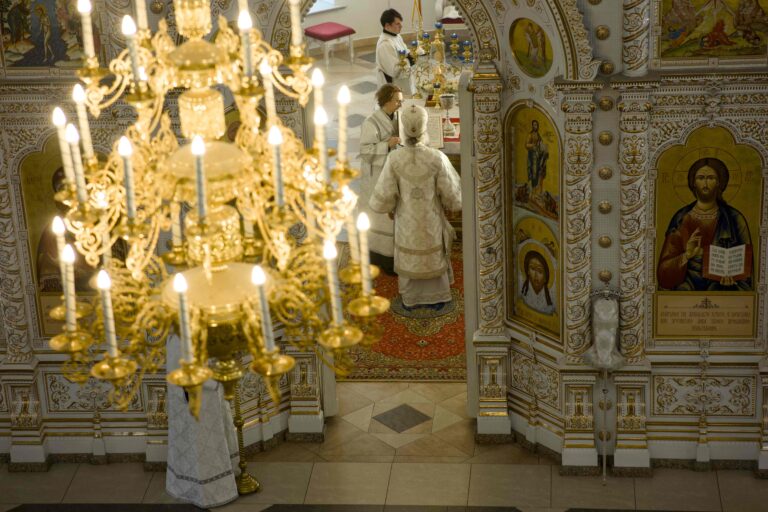 В Богоявленскую субботу митрополит Евгений совершил Божественную литургию в храме в честь Благовещения Пресвятой Богородицы уральской столицы