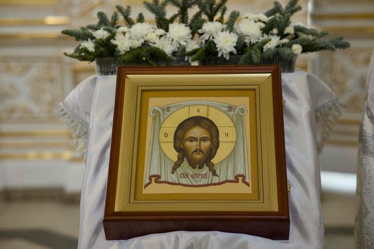 В Богоявленскую субботу митрополит Евгений совершил Божественную литургию в храме в честь Благовещения Пресвятой Богородицы уральской столицы