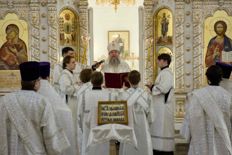 В Богоявленскую субботу митрополит Евгений совершил Божественную литургию в храме в честь Благовещения Пресвятой Богородицы уральской столицы