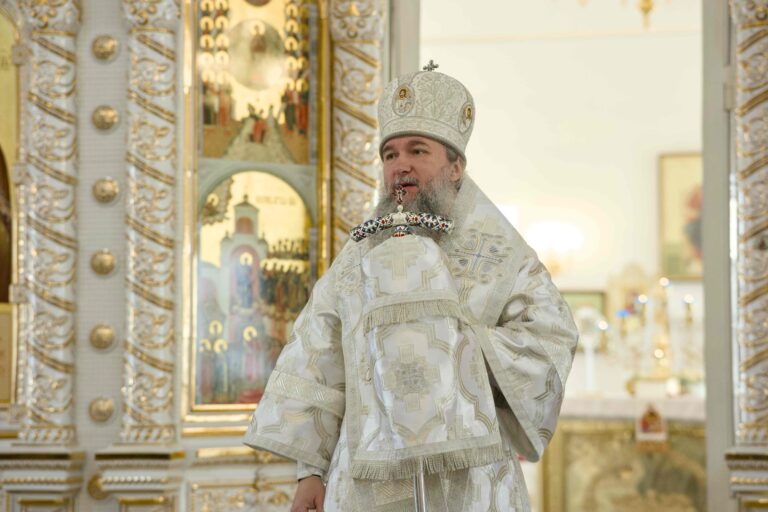 В Богоявленскую субботу митрополит Евгений совершил Божественную литургию в храме в честь Благовещения Пресвятой Богородицы уральской столицы