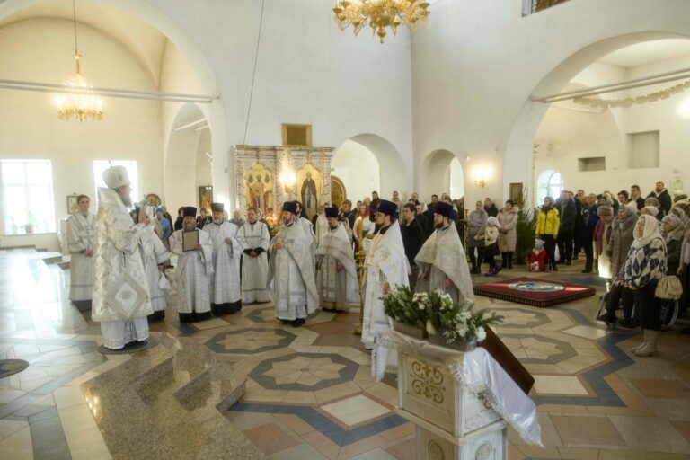 В Богоявленскую субботу митрополит Евгений совершил Божественную литургию в храме в честь Благовещения Пресвятой Богородицы уральской столицы