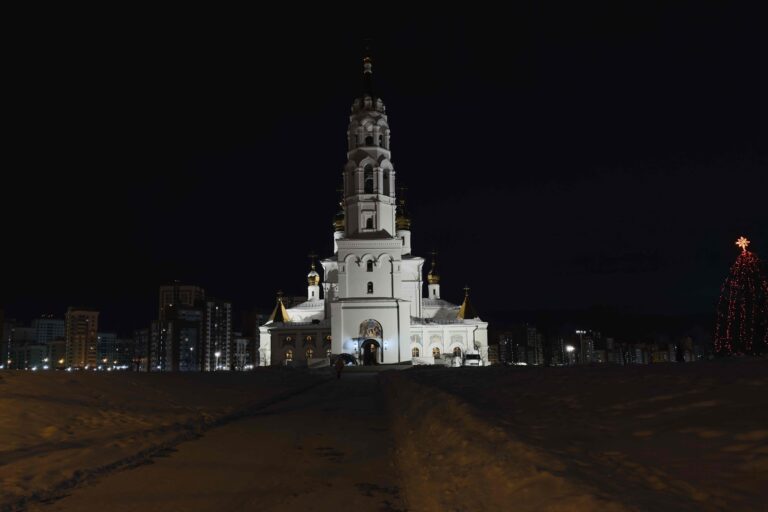 В Богоявленскую субботу митрополит Евгений совершил Божественную литургию в храме в честь Благовещения Пресвятой Богородицы уральской столицы
