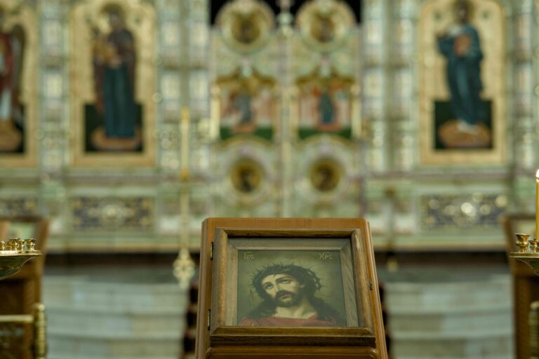 Митрополит Евгений совершил Утреню со чтением Великого покаянного канона преподобного Андрея Критского в Свято-Николаевском мужском монастыре духовной столицы Урала