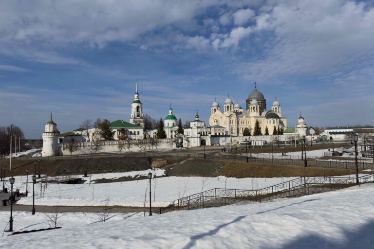 Митрополит Евгений совершил Утреню со чтением Великого покаянного канона преподобного Андрея Критского в Свято-Николаевском мужском монастыре духовной столицы Урала