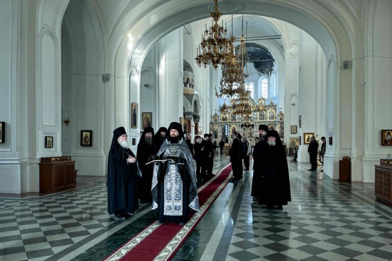 Митрополит Евгений совершил Утреню со чтением Великого покаянного канона преподобного Андрея Критского в Свято-Николаевском мужском монастыре духовной столицы Урала