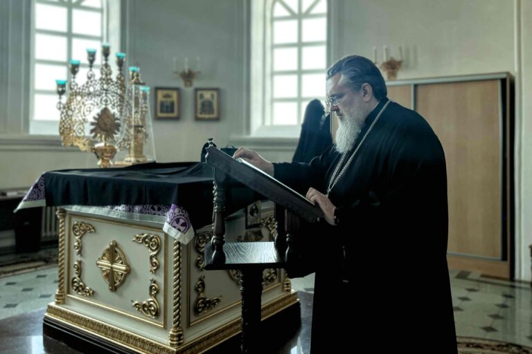 Митрополит Евгений совершил Утреню со чтением Великого покаянного канона преподобного Андрея Критского в Свято-Николаевском мужском монастыре духовной столицы Урала