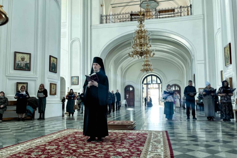 Митрополит Евгений совершил Утреню со чтением Великого покаянного канона преподобного Андрея Критского в Свято-Николаевском мужском монастыре духовной столицы Урала