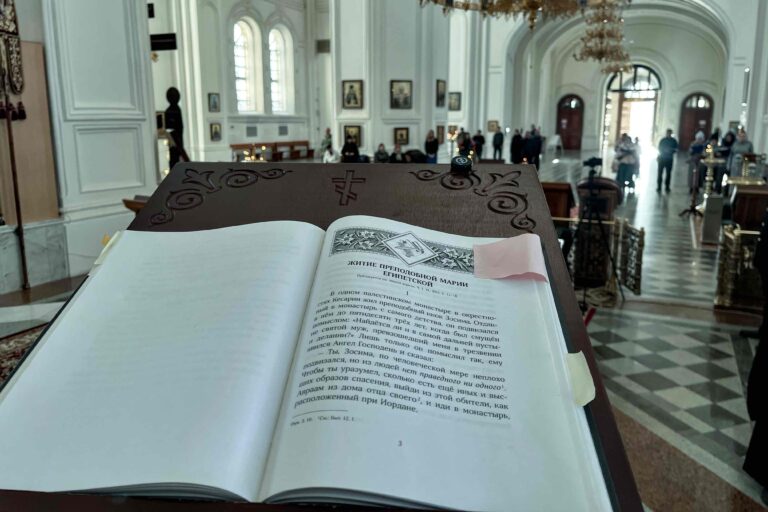 Митрополит Евгений совершил Утреню со чтением Великого покаянного канона преподобного Андрея Критского в Свято-Николаевском мужском монастыре духовной столицы Урала