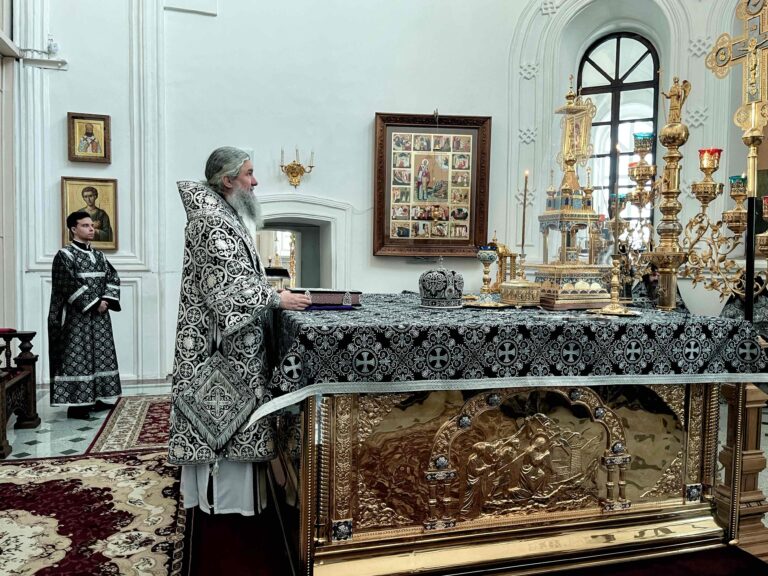 Митрополит Евгений совершил Утреню со чтением Великого покаянного канона преподобного Андрея Критского в Свято-Николаевском мужском монастыре духовной столицы Урала
