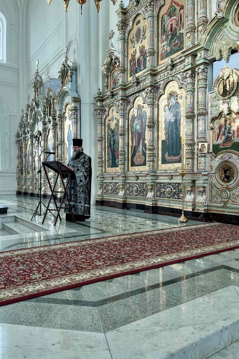 Митрополит Евгений совершил Утреню со чтением Великого покаянного канона преподобного Андрея Критского в Свято-Николаевском мужском монастыре духовной столицы Урала