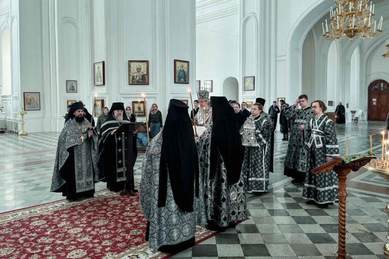 Митрополит Евгений совершил Утреню со чтением Великого покаянного канона преподобного Андрея Критского в Свято-Николаевском мужском монастыре духовной столицы Урала