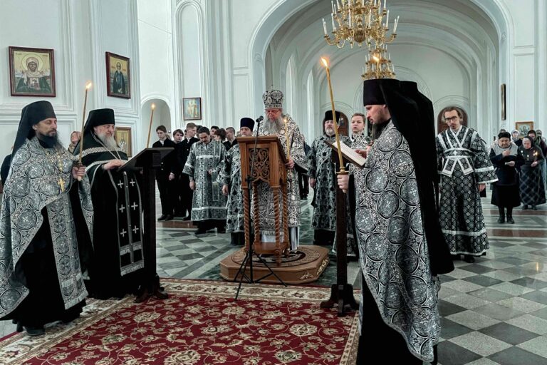Митрополит Евгений совершил Утреню со чтением Великого покаянного канона преподобного Андрея Критского в Свято-Николаевском мужском монастыре духовной столицы Урала