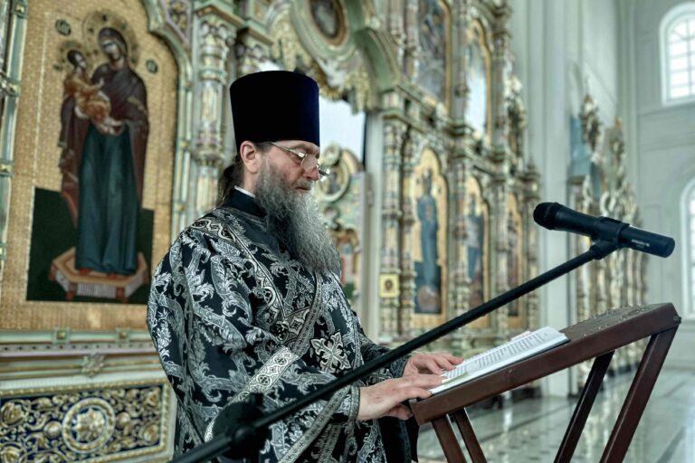 Митрополит Евгений совершил Утреню со чтением Великого покаянного канона преподобного Андрея Критского в Свято-Николаевском мужском монастыре духовной столицы Урала