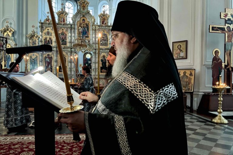 Митрополит Евгений совершил Утреню со чтением Великого покаянного канона преподобного Андрея Критского в Свято-Николаевском мужском монастыре духовной столицы Урала