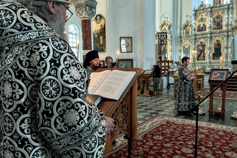Митрополит Евгений совершил Утреню со чтением Великого покаянного канона преподобного Андрея Критского в Свято-Николаевском мужском монастыре духовной столицы Урала
