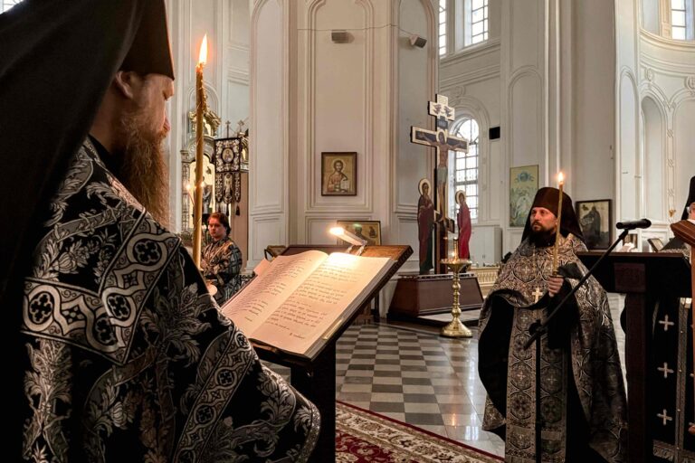 Митрополит Евгений совершил Утреню со чтением Великого покаянного канона преподобного Андрея Критского в Свято-Николаевском мужском монастыре духовной столицы Урала