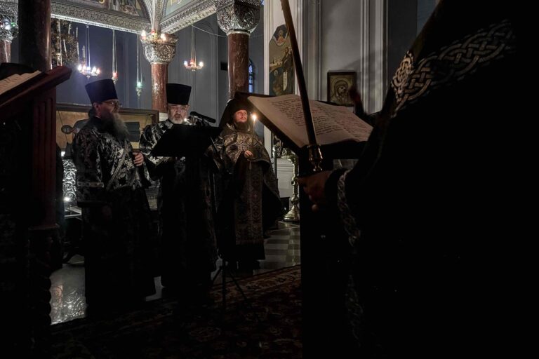 Митрополит Евгений совершил Утреню со чтением Великого покаянного канона преподобного Андрея Критского в Свято-Николаевском мужском монастыре духовной столицы Урала