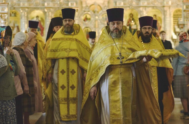 В Неделю первую по Пятидесятнице, Всех святых, митрополит Евгений совершил Божественную литургию во Всехсвятском храме города Екатеринбурга