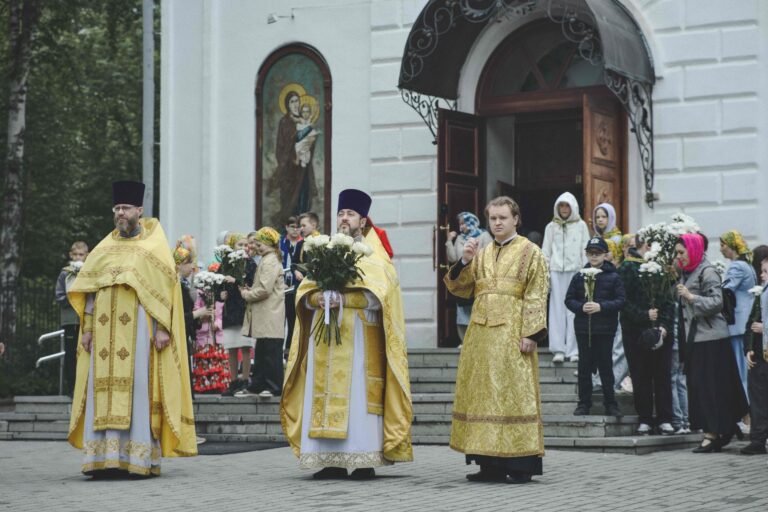 В Неделю первую по Пятидесятнице, Всех святых, митрополит Евгений совершил Божественную литургию во Всехсвятском храме города Екатеринбурга
