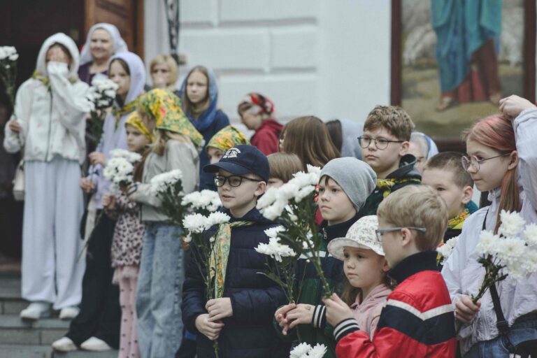 В Неделю первую по Пятидесятнице, Всех святых, митрополит Евгений совершил Божественную литургию во Всехсвятском храме города Екатеринбурга
