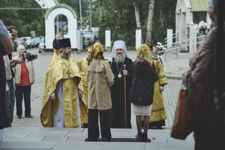 В Неделю первую по Пятидесятнице, Всех святых, митрополит Евгений совершил Божественную литургию во Всехсвятском храме города Екатеринбурга