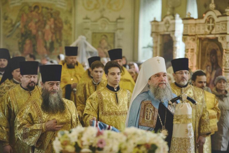 В Неделю первую по Пятидесятнице, Всех святых, митрополит Евгений совершил Божественную литургию во Всехсвятском храме города Екатеринбурга