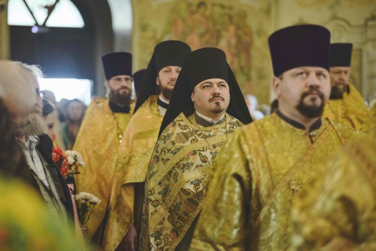В Неделю первую по Пятидесятнице, Всех святых, митрополит Евгений совершил Божественную литургию во Всехсвятском храме города Екатеринбурга