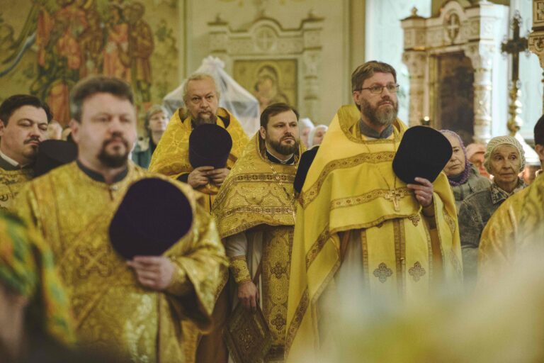 В Неделю первую по Пятидесятнице, Всех святых, митрополит Евгений совершил Божественную литургию во Всехсвятском храме города Екатеринбурга