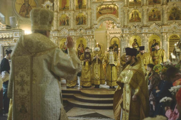 В Неделю первую по Пятидесятнице, Всех святых, митрополит Евгений совершил Божественную литургию во Всехсвятском храме города Екатеринбурга