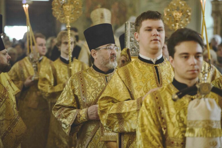 В Неделю первую по Пятидесятнице, Всех святых, митрополит Евгений совершил Божественную литургию во Всехсвятском храме города Екатеринбурга