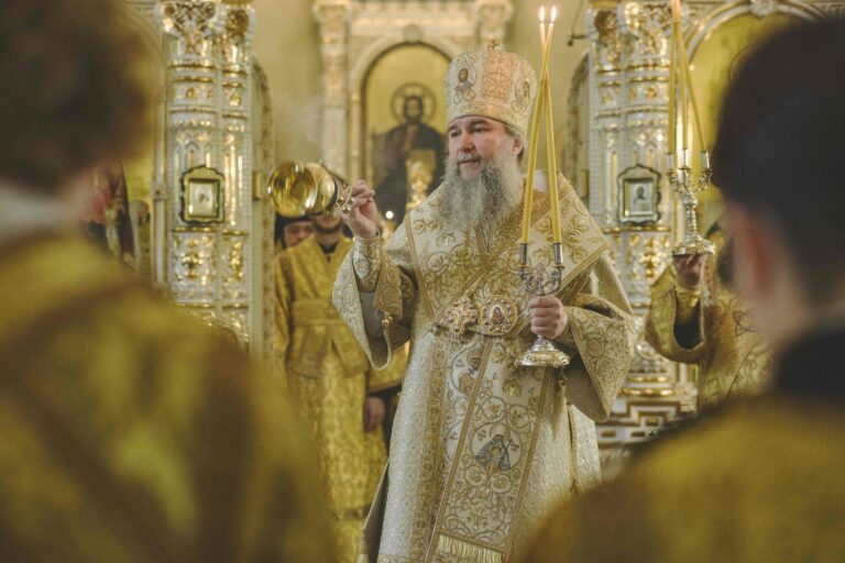 В Неделю первую по Пятидесятнице, Всех святых, митрополит Евгений совершил Божественную литургию во Всехсвятском храме города Екатеринбурга