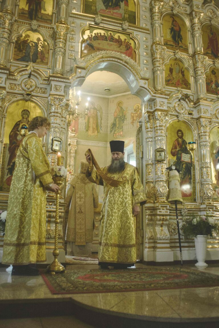 В Неделю первую по Пятидесятнице, Всех святых, митрополит Евгений совершил Божественную литургию во Всехсвятском храме города Екатеринбурга
