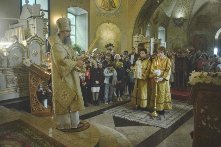 В Неделю первую по Пятидесятнице, Всех святых, митрополит Евгений совершил Божественную литургию во Всехсвятском храме города Екатеринбурга