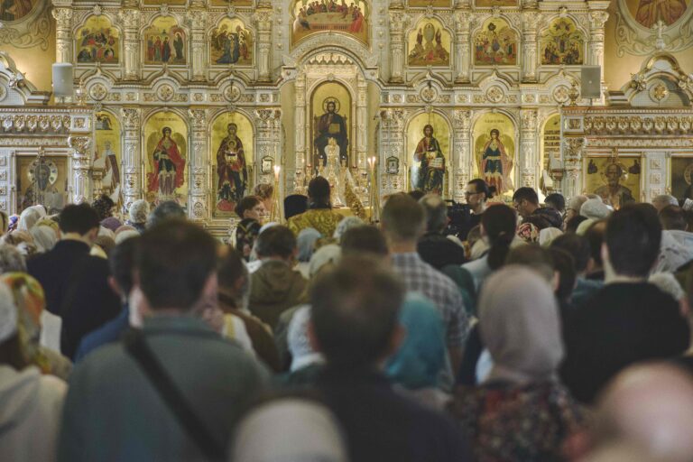 В Неделю первую по Пятидесятнице, Всех святых, митрополит Евгений совершил Божественную литургию во Всехсвятском храме города Екатеринбурга