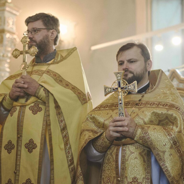 В Неделю первую по Пятидесятнице, Всех святых, митрополит Евгений совершил Божественную литургию во Всехсвятском храме города Екатеринбурга