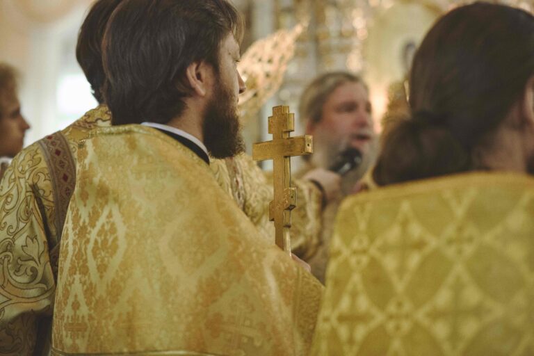 В Неделю первую по Пятидесятнице, Всех святых, митрополит Евгений совершил Божественную литургию во Всехсвятском храме города Екатеринбурга