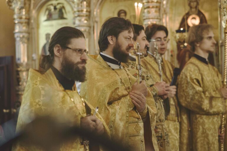 В Неделю первую по Пятидесятнице, Всех святых, митрополит Евгений совершил Божественную литургию во Всехсвятском храме города Екатеринбурга