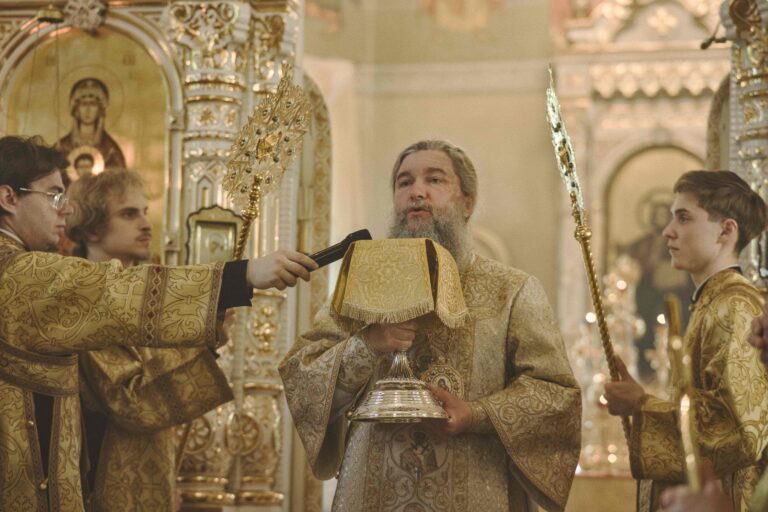В Неделю первую по Пятидесятнице, Всех святых, митрополит Евгений совершил Божественную литургию во Всехсвятском храме города Екатеринбурга