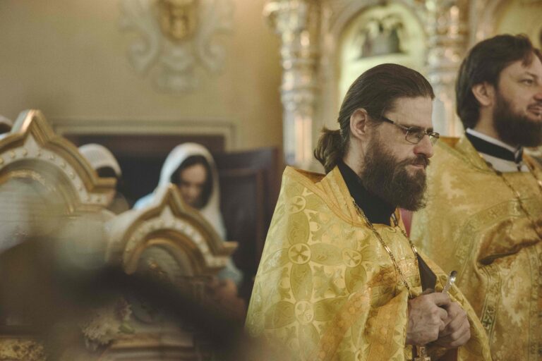 В Неделю первую по Пятидесятнице, Всех святых, митрополит Евгений совершил Божественную литургию во Всехсвятском храме города Екатеринбурга