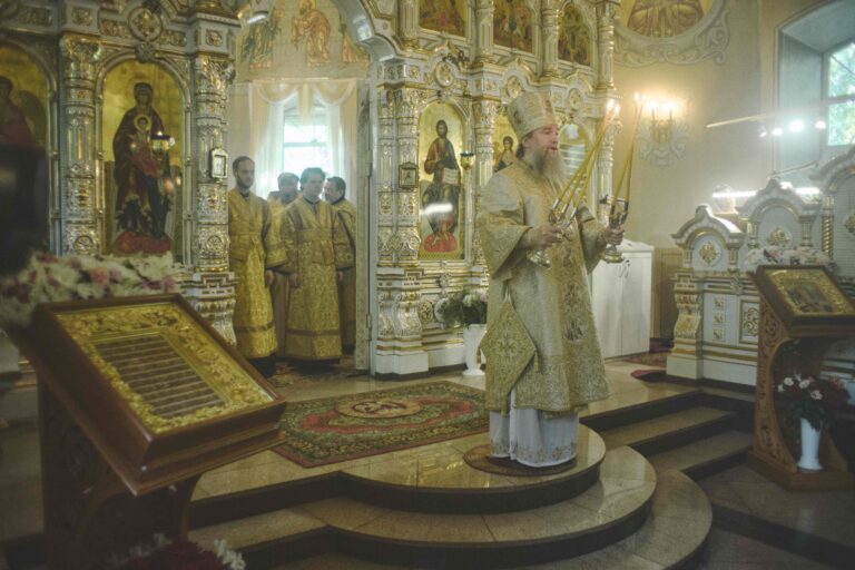 В Неделю первую по Пятидесятнице, Всех святых, митрополит Евгений совершил Божественную литургию во Всехсвятском храме города Екатеринбурга