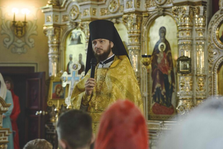 В Неделю первую по Пятидесятнице, Всех святых, митрополит Евгений совершил Божественную литургию во Всехсвятском храме города Екатеринбурга