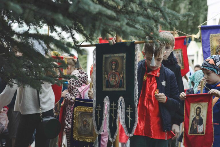 В Неделю первую по Пятидесятнице, Всех святых, митрополит Евгений совершил Божественную литургию во Всехсвятском храме города Екатеринбурга