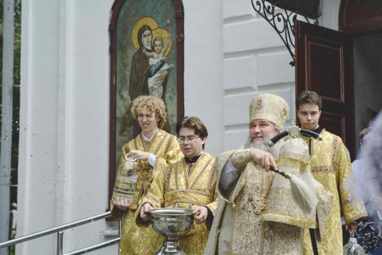 В Неделю первую по Пятидесятнице, Всех святых, митрополит Евгений совершил Божественную литургию во Всехсвятском храме города Екатеринбурга