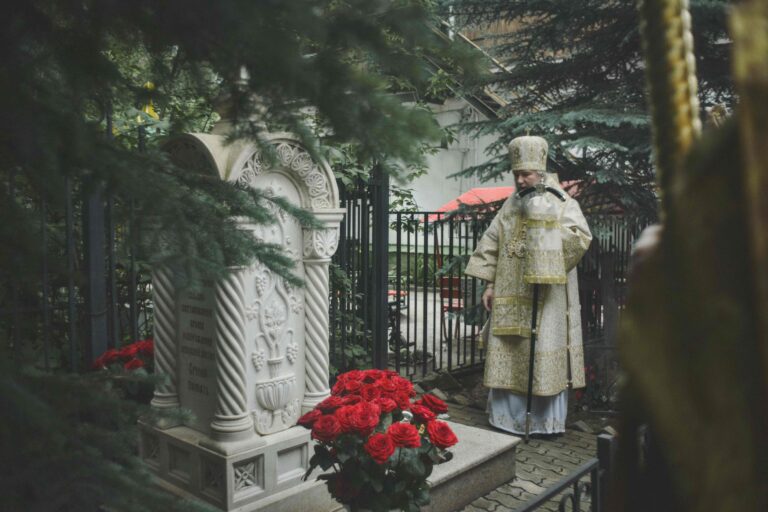 В Неделю первую по Пятидесятнице, Всех святых, митрополит Евгений совершил Божественную литургию во Всехсвятском храме города Екатеринбурга