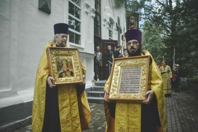 В Неделю первую по Пятидесятнице, Всех святых, митрополит Евгений совершил Божественную литургию во Всехсвятском храме города Екатеринбурга