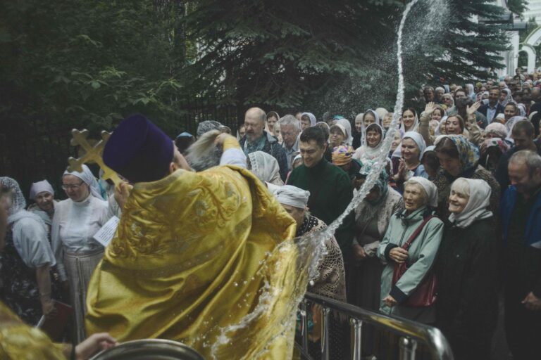 В Неделю первую по Пятидесятнице, Всех святых, митрополит Евгений совершил Божественную литургию во Всехсвятском храме города Екатеринбурга